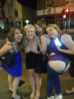 Fuck Yeah Girls Mooning!