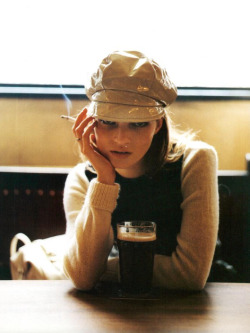 aleworldaddict:  ‘Uno Stile’  Kate Moss