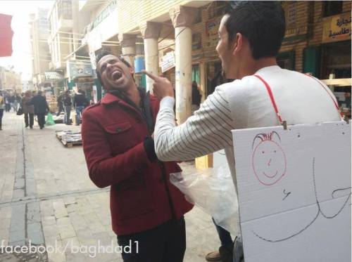arabiandelilah:      ((إضحك وأخذ تفاحة)) ، حملة أطلقها شباب عراقيين لزرع البسمة على وجوه الناس وخصوصاً العمال والحمالين في أسواق بغداد في الشورجه وشارع