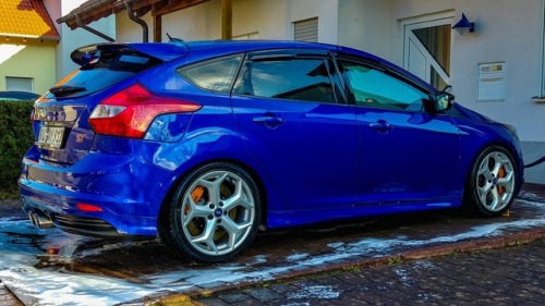 Ford Focus ST MK3 (12~16) equipped with our CEIKA custom front and rear big brake kits.Take a look a