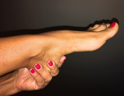 ohwowfactor: #mouthwateringfeet #mouthwateringtoes #tannedfeet #rednailpolish #redtoenails #archedfe