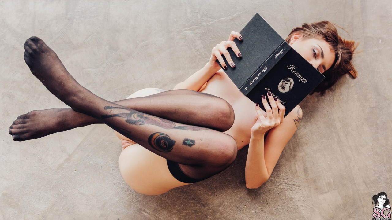just4k:  Suicide Girl   Bellini  