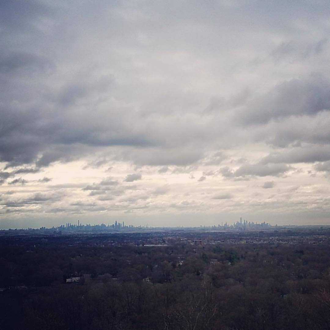 The long island of #manhattan from a distance on the crest of Watchung’s First Mountain. #eaglerockreservation #officeview #fieldseason2018 #itscoldouthere