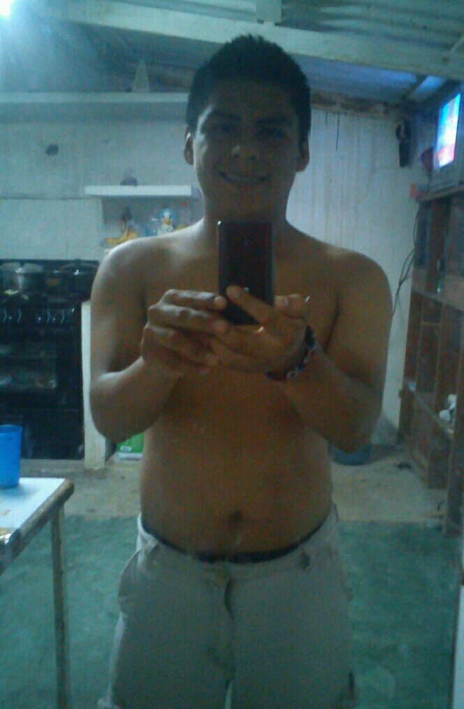 carlosrv002:  cronoxevil001:  el es jorge, un nene que le baje el pack por caliente.