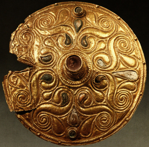 fuckyeahvikingsandcelts:Celtic gold-plated bronze disc from Auvers-sur-Oise, Val-d'Oise, France, dat