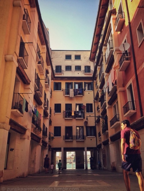 Walking in Giudecca, Venice. Zuraika Arromen Redo, 2017.