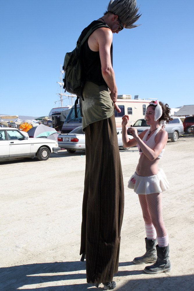 workinonit69:  watchingher-watchinghim:  She’s got to look up just to see it. 