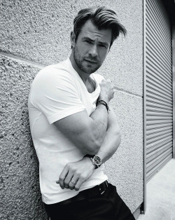 mynewplaidpants:  Chris Hemsworth IS Annie Potts. MORE HERE