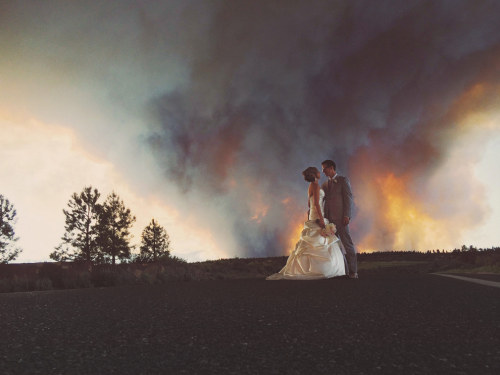 the-real-goddamazon: karlellis: mindonspeakers: An Oregon Couple Rushed Through Their Wedding Becaus