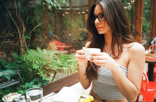 Quando ele chegou no café em que haviam marcado e a viu, encantadora, sorvendo com delicadeza o seu 