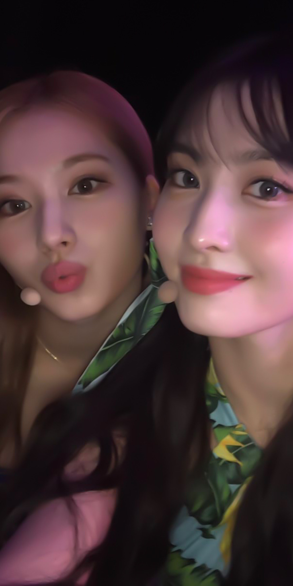 Momo & Sana (twice) Lockscreens