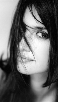 12anonimo:  Mi piace guardarti quando nessuno ti vede, mi piace la persona che sei solo con me. Virginia Woolf   Ph.Penelope Cruz 