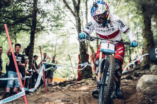 womenscycling:  Manon Carpenter & Rachel Atherton - via Feel the heat of qualifiers at Fort Will