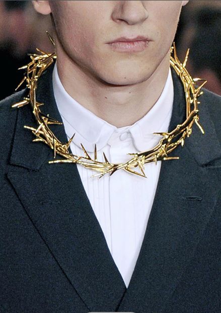 leforetenchante:Givenchy’s ‘Crown of