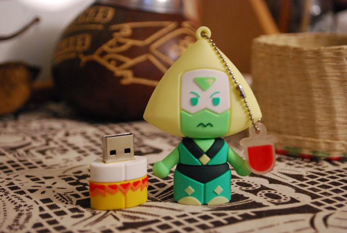 taiyari:  SO… WOULD ANYONE BE INTERESTED IN A PERIDOT USB FLASH DRIVE? This one