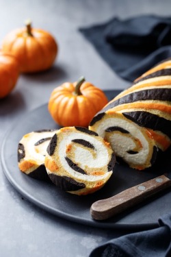 fullcravings:Halloween Pumpkin Cake Roll