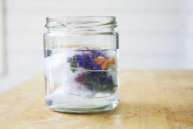 caitlingillam:  {Flower Fabric Dyeing ⎢ I Art U}