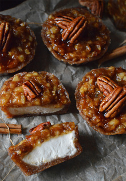 sweetoothgirl: Mini Raw Caramel Apple Cheesecakes 