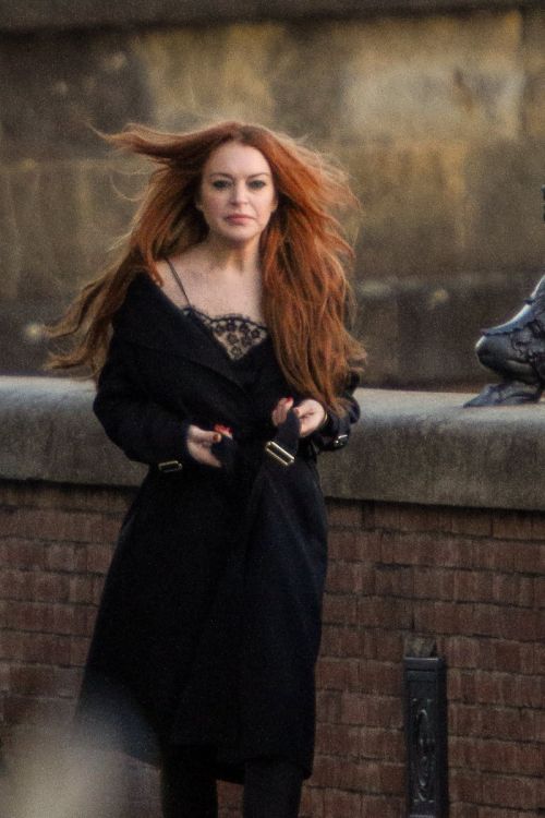 killtheteendream:i love these candids of lindsay because it looks like the kind of paparazzi shots y