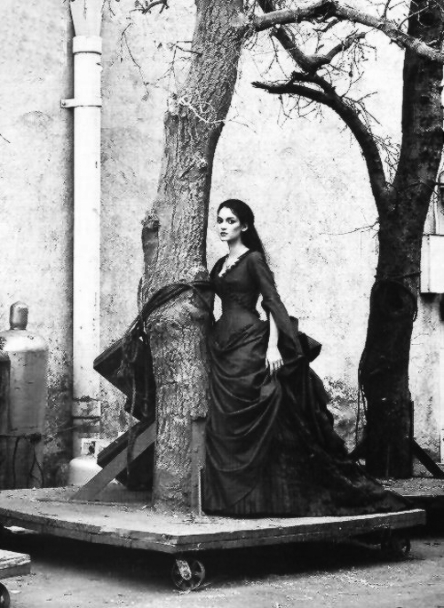 vintagegal:  Winona Ryder on the set of Bram Stoker’s Dracula (1992)