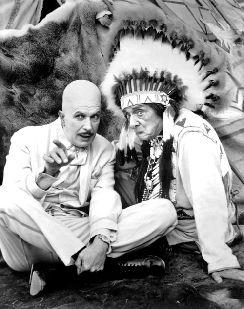 Vincent Price (as Egghead), Edward Everett Horton (as Chief Screaming Chicken) / production still fr