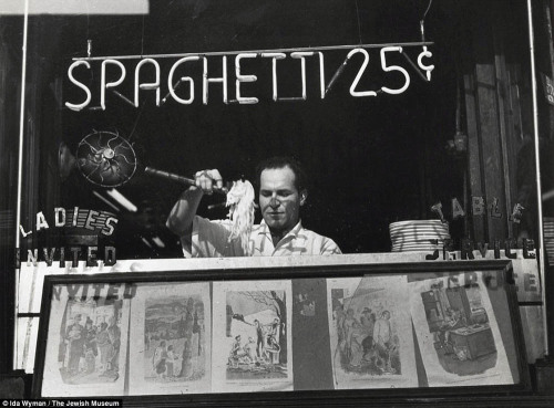 newyorkthegoldenage:A cheap lunch. This Italian restaurant, seen in 1945, was near the offices of Ac