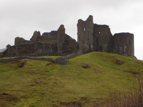 wishfulthinkment: Carreg Cennen Castle, Wales. www.castles99.ukprint.com/Essays/carregcennen.