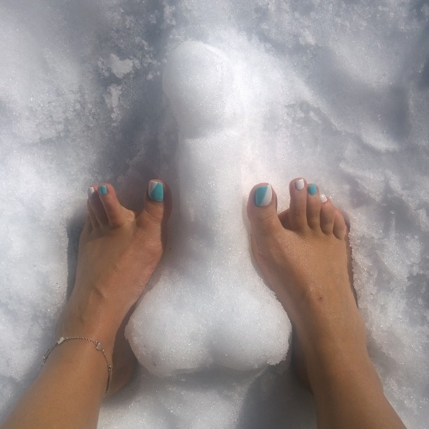 ladystephfetish:  Frosty wanna bite the dust @theladysteph  #teamprettyfeet #prettyfeet