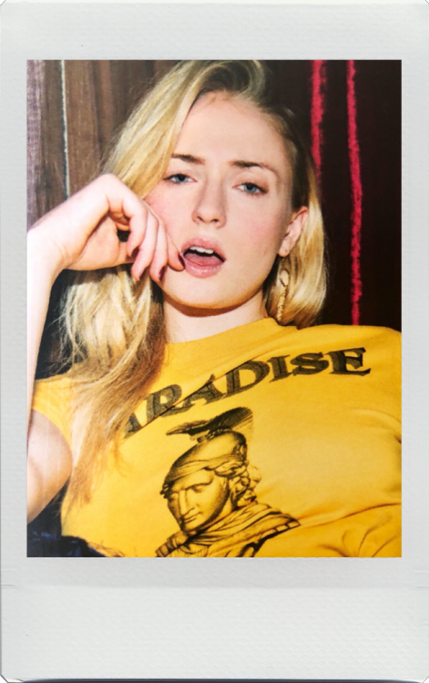 qinaliel:  Sophie Turner photographed by Brooklyn Beckham for The Royalty Issue of 1883 Magazine. 🍭  I live her