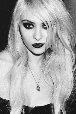 garotos-punks:  Taylor Momsen | via Facebook