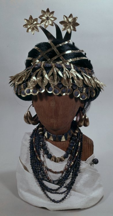 Ancient Sumerian necklaces and headdress discovered in the tomb of a woman named Puabi who was eithe