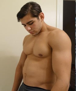 keepembloated:  Muscles and cute bellies.
