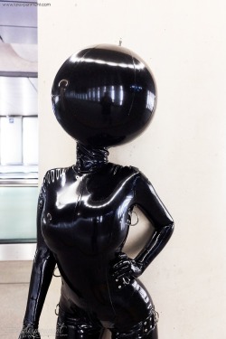 kinkygoethe: Heavy rubber doll! ♥ by Latexperiment.com