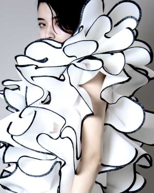 thekimonogallery:“”Nature’s Contours". The outline of a white flower.“Fashion by RYUNOSUKEOKAZA