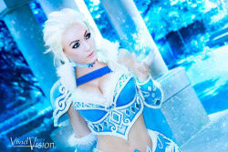 robinwilde:  gamingislife:  Legends of Cosplay: Jessica Nigri is an epic armored Elsa from…      (via TumbleOn)