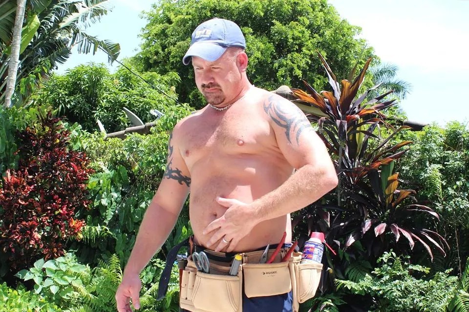 fhabhotdamncobs:  clairbear1969:  Let me give the handyman a hand. Check out that