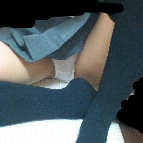 ryo-skd:  黒ニーソに純白パンツで体育座りしてぷにっとしたＭ字自撮りうｐ - みんくちゃんねる 