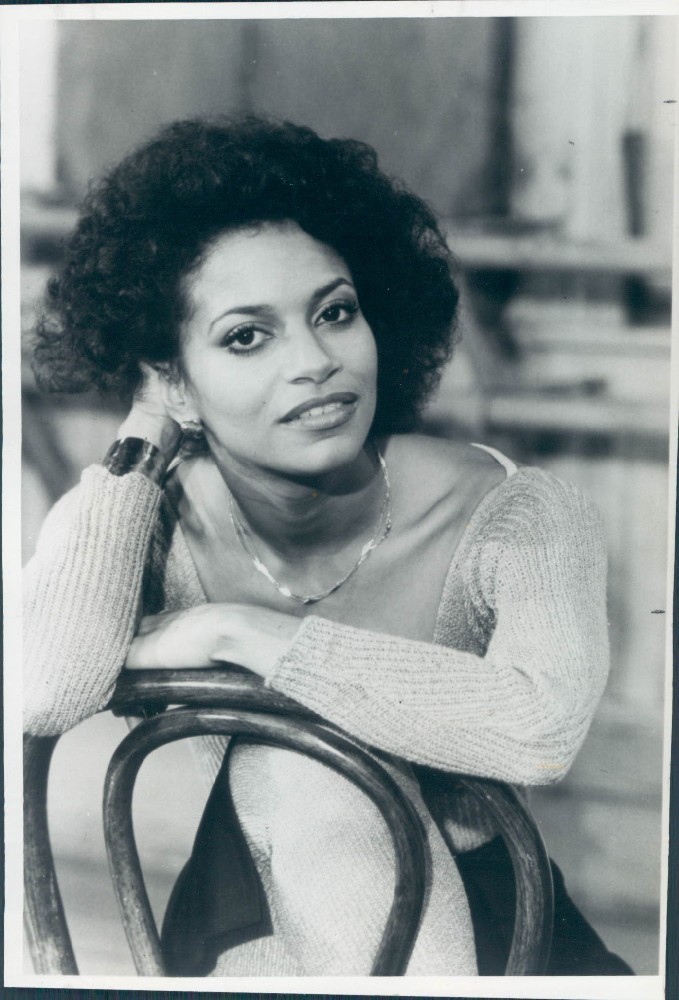 thechroniclesofpoplockp:  yesmsmitchell:    Phylica Rashad  and Debbie Allen 💃🏿✊🏿❤️