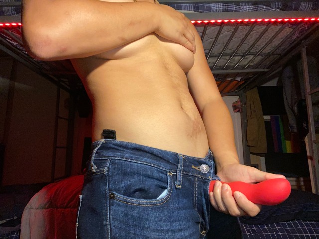 daddyisatitlenotagender:Hump day strap pic 🐪