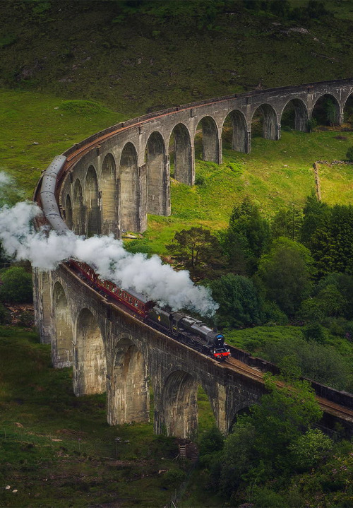 coiour-my-world:Hogwarts express train passing the Glenfinnan viaduct, ScotlandTo Hogwarts! by Danie