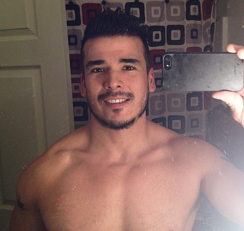 shulito13:  GOD HE SO FINEEE!