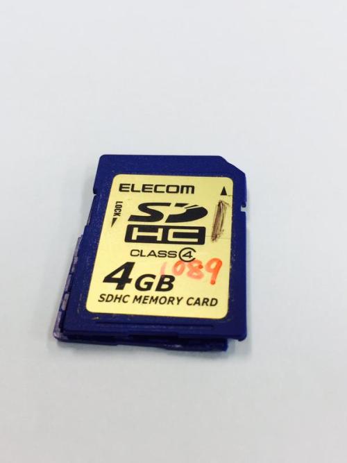 highlandvalley:  “SDカードを分解したらmicroSDが出てきた。 今年一番驚いてる http://t.co/X9Axhby1Mi”
