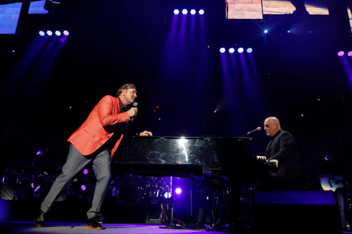 chasingspacey: Kevin Spacey crushes New York State of Mind with Billy Joel at Madison Square Garden.