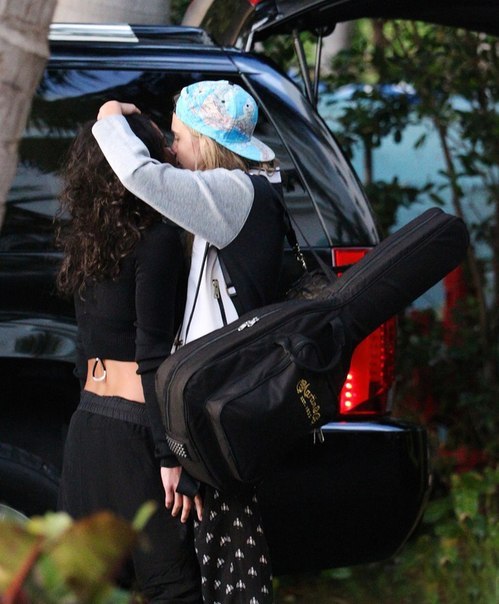 carah0lic:  Cara Delevingne and Michelle Rodriguez spotted in Miami, Florida 