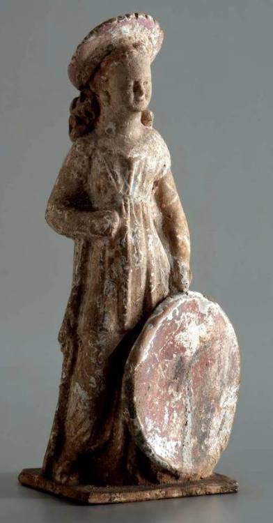 hellenismo:Figurine of a girl holding a tambourine (tympanon) Greek, Early Hellenistic Period, about