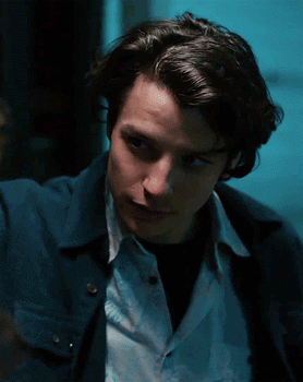 zoelvsmith:Look me in the eyes and tell me you don’t like me.