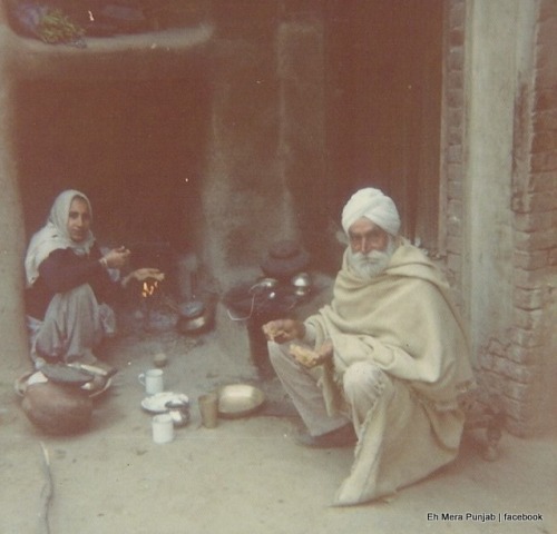 ehmerapunjab:Morning Breakfast and Tea in a typical farmer family in Punjab of 1970’s.