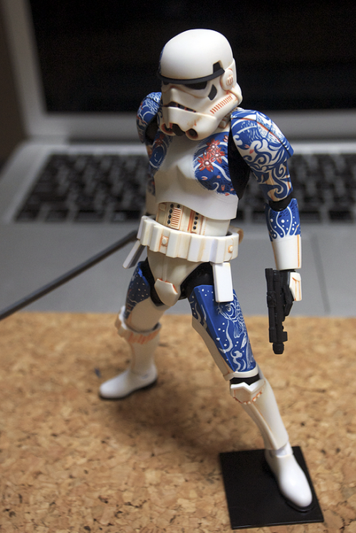 archiemcphee:  In the Star Wars universe individual Stormtroopers don’t stand out from their fellow soldiers. Their distinctive white armor bears no personal distinguishing markings, but that doesn’t mean there might not be a trooper inside a set