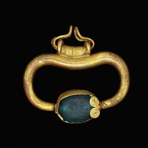 76945-costume-since-antiquity:Gold Pendant- Phoenicia- Italy, 600- 500BCJewel, gold set with a blue 