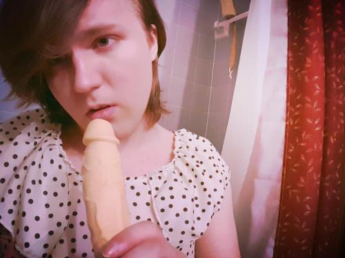 ta6769:  I adore the belt on this dress and I am in love with that first picture of my face. I think I look really cute and maybe even a bit hot? Anyway I made a bunch of gifs with a dildo that you can find in this Imgur album (I suck it, ride it, and